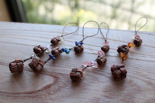 山葡萄ストラップ(キューブと天然石) 商品詳細｜山葡萄かごバック・猫