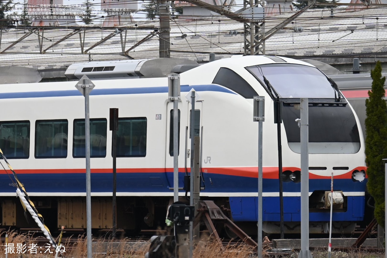 JR東】E653系H-204編成の片方のライトが取り外されて留置 |2nd-train