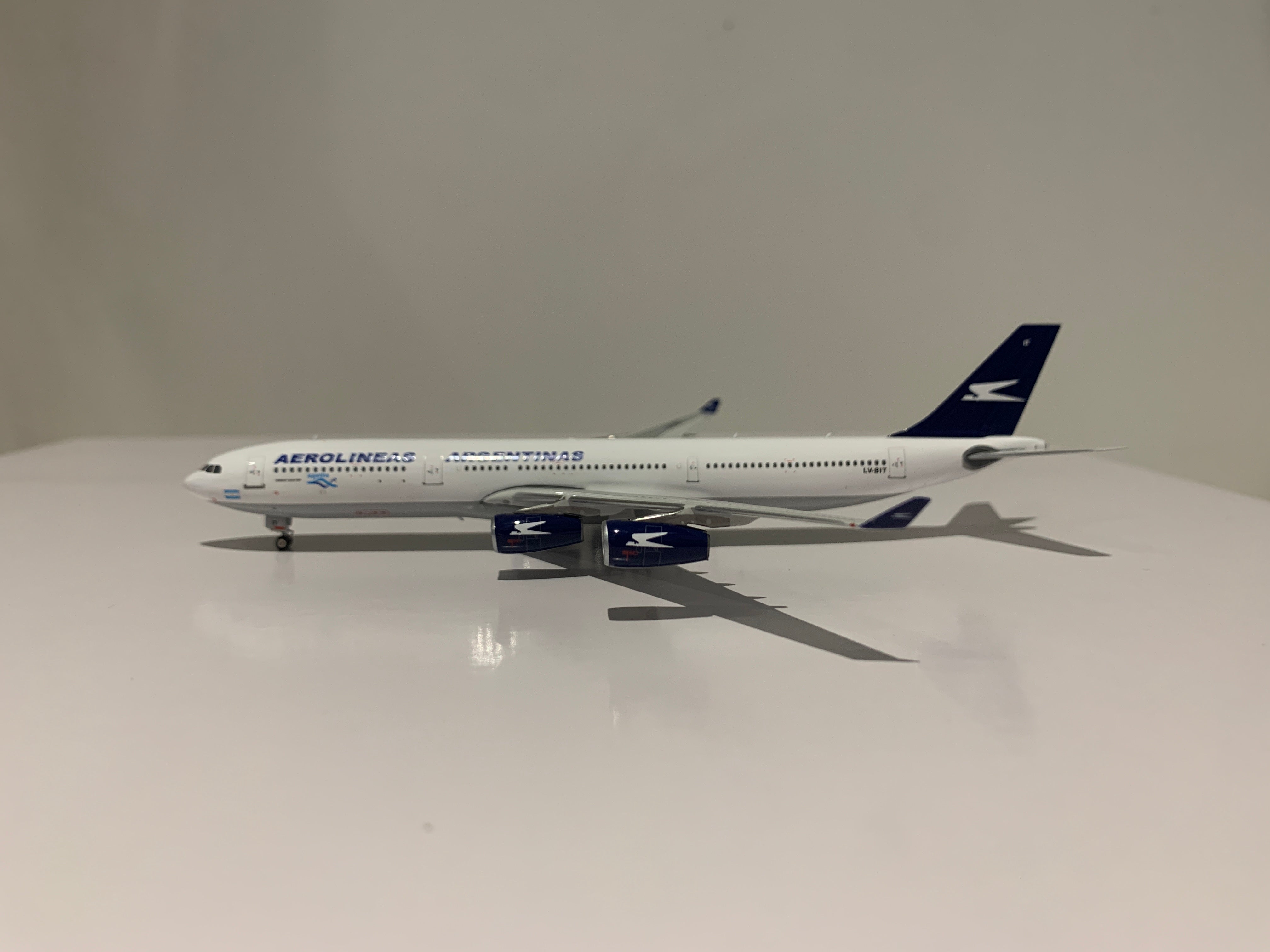 Phoenix A340-300 アルゼンチン航空 LV-BIT 1/400[11895]