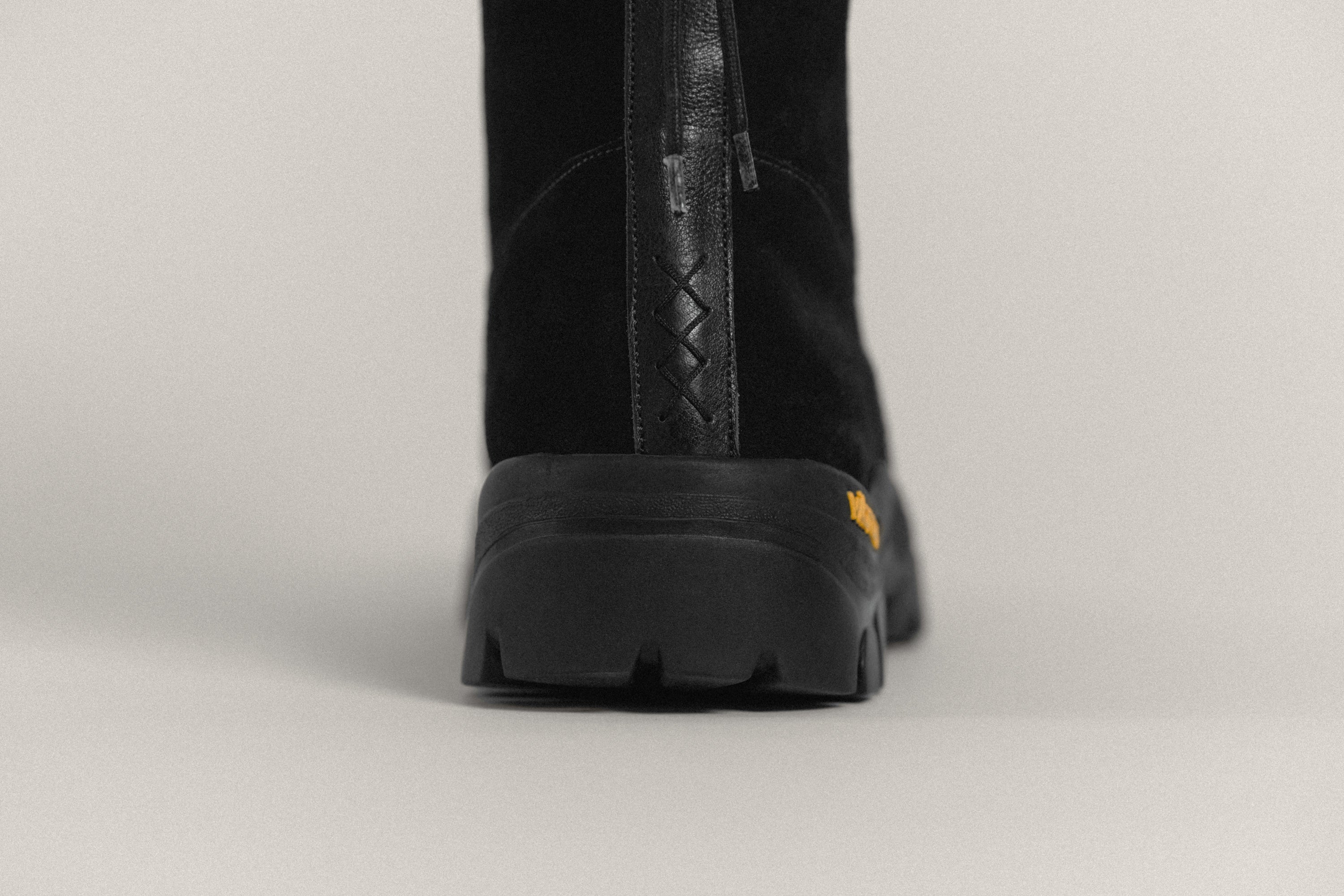 BOOTS MASSOT BLACK – TOUT Y EST JP