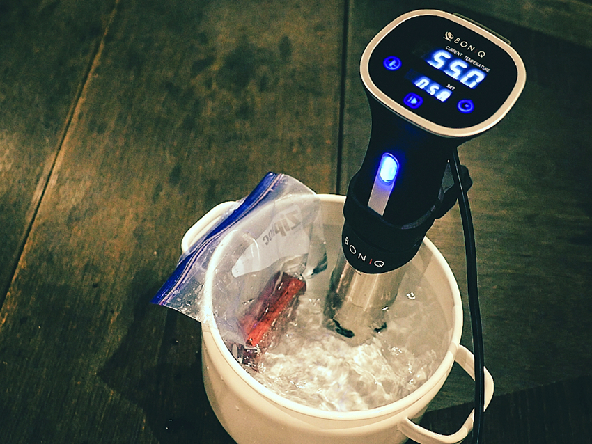 キャンプ飯や家のご飯が、倍おいしくなる!? 低温調理器「ボニーク」と