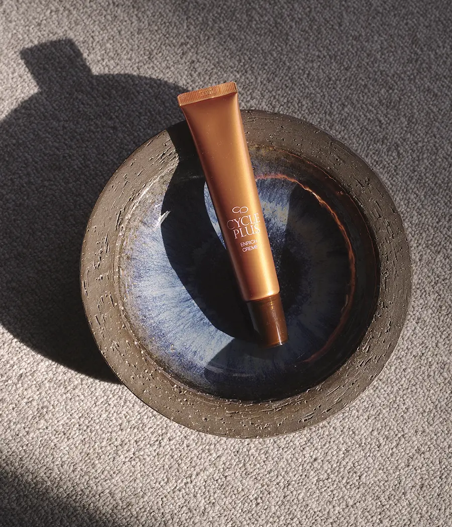 エンリッチ クリーム 〈クリーム〉 | リッチな潤いで、(弾むような