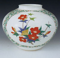 十四代酒井田柿右衛門「濁手草花文花瓶」の買取・査定は美術のプロにお