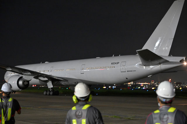JAL初の777-300ER退役機、白塗りで4号機離日 A350-1000へ世代交代本格化