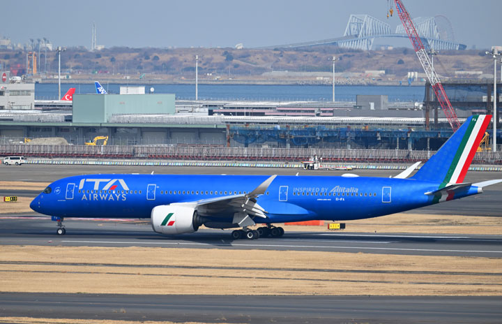 ITA、羽田にアリタリアロゴ描いたA350初便