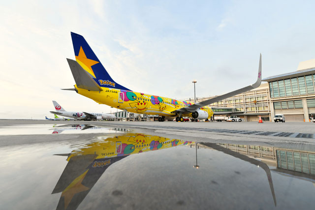 胴体下にもピカチュウ描いた特別塗装機 写真特集・那覇に着いた
