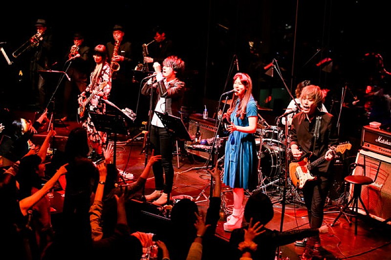 a flood of circle 10周年のクリスマスを彩るスペシャルライブ大盛況に