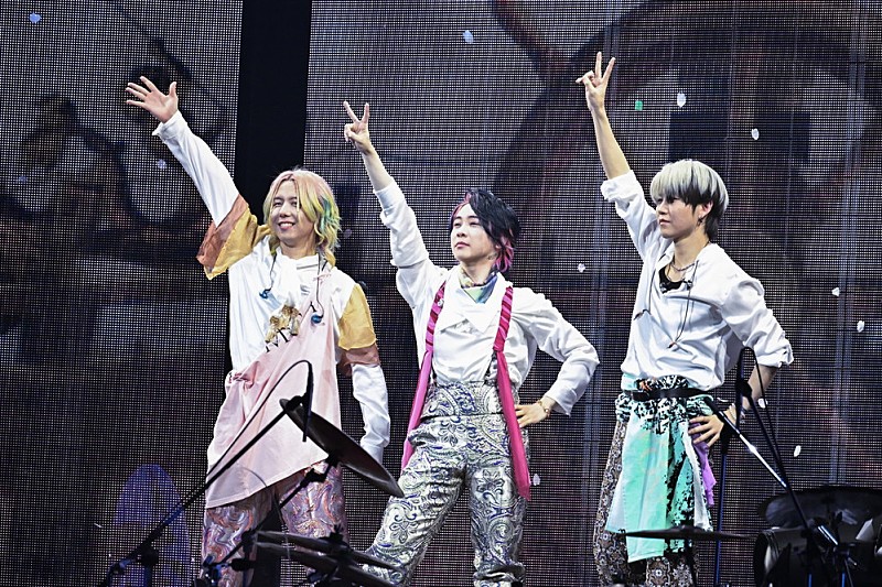 Mrs. GREEN APPLE、アリーナツアーより「ケセラセラ」ライブ映像を公開