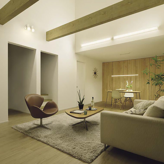 間接光で吹き抜けのリビング空間を演出するスポットライト｜吹抜け空間