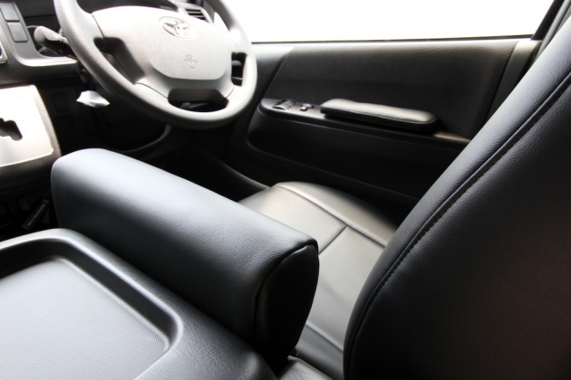 収納スペースを確保してバイク2台の積載を実現！8ナンバーキャンピング