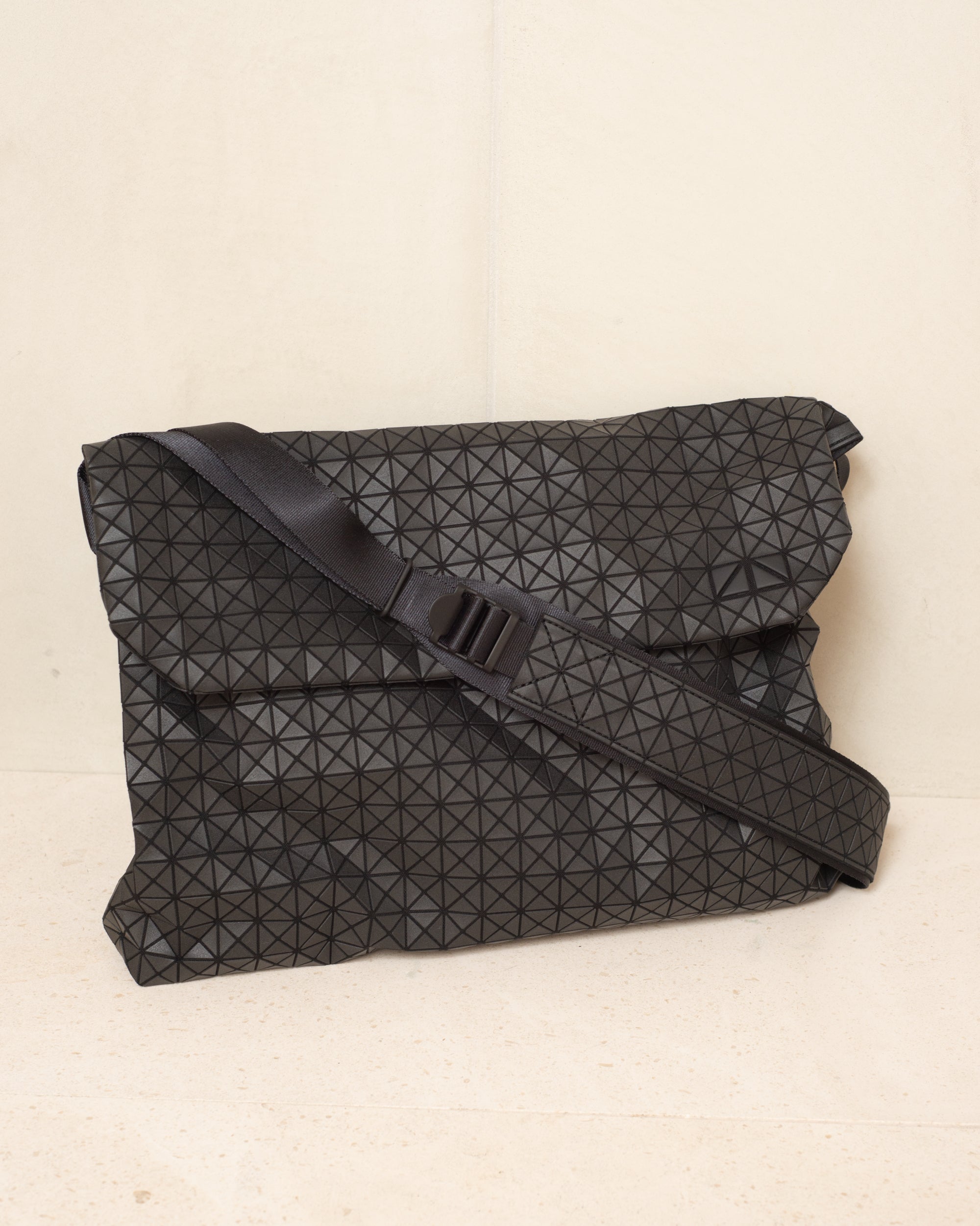 Bao Bao Issey Miyake Matte Black Froggy Shoulder Bag bb39qg251