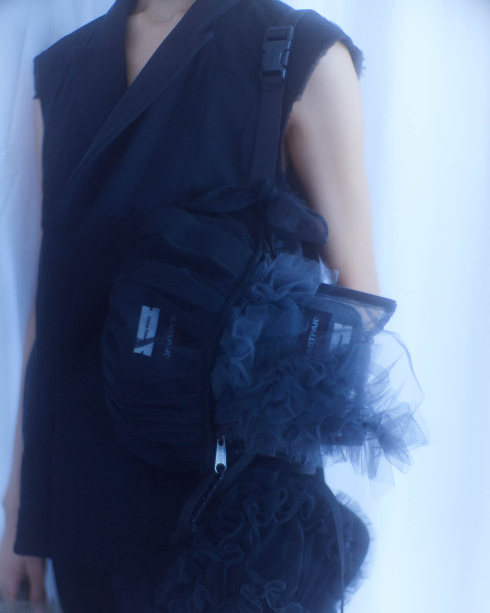 チカ キサダとイーストパックがコラボ チュール素材をあしらったバッグ