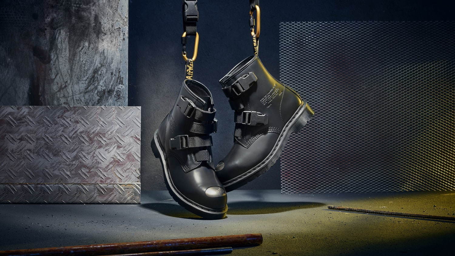 ドクターマーチン×ダブルタップス「1460」ブーツ、バックルストラップ