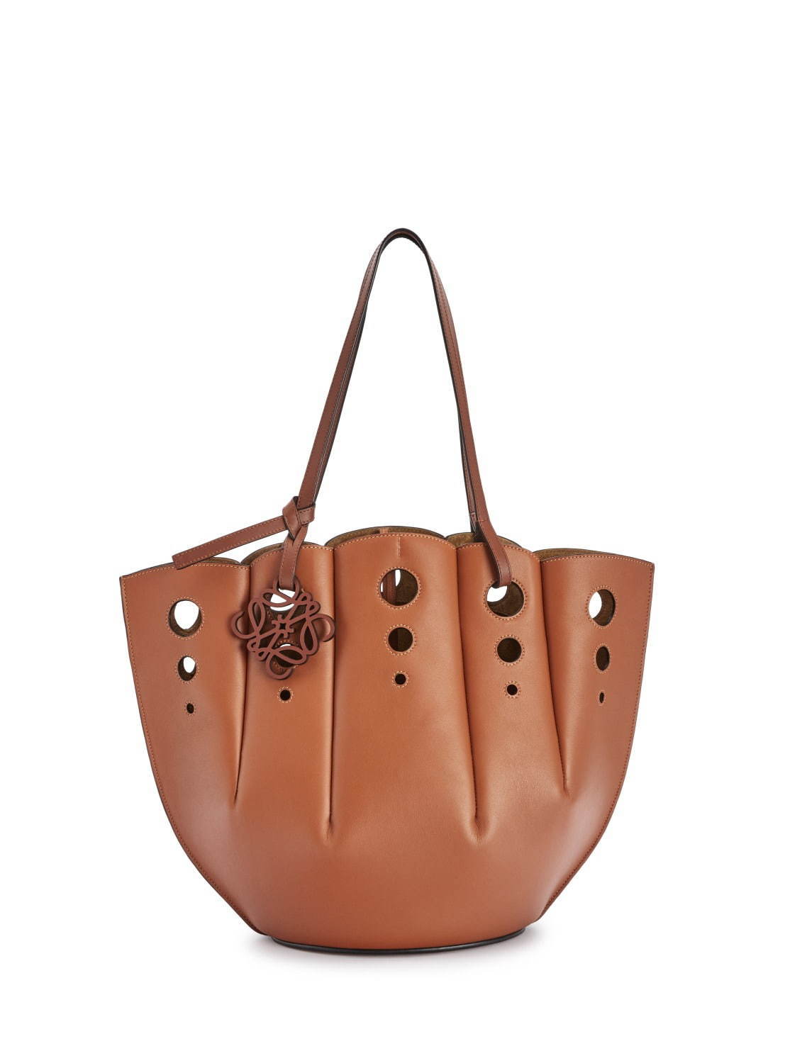 ロエベから“貝殻シルエット”の「シェル トートバッグ」が登場