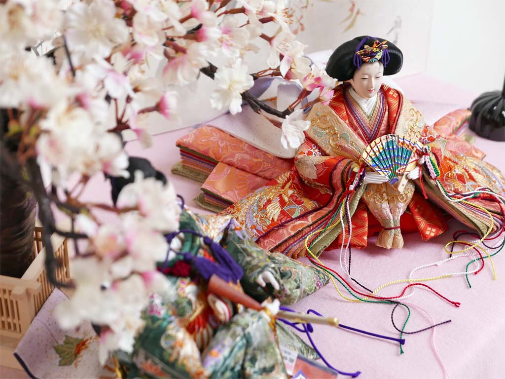 望月龍翠作 鳳凰の刺繍の豪華なおひなさまを手描き桜屏風で彩る桐収納