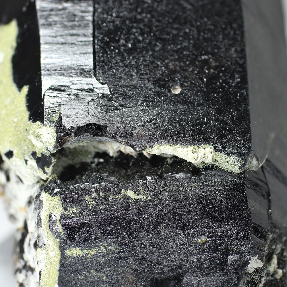 山東省産]モリオン原石ナチュラルポイント（エピドート・ガーネット