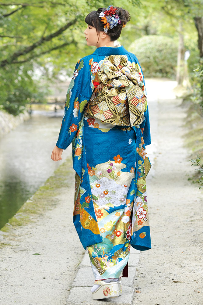 ロイヤルブルー地に花々が舞う豪華古典振袖｜若々しい青色で艶やかな成人式