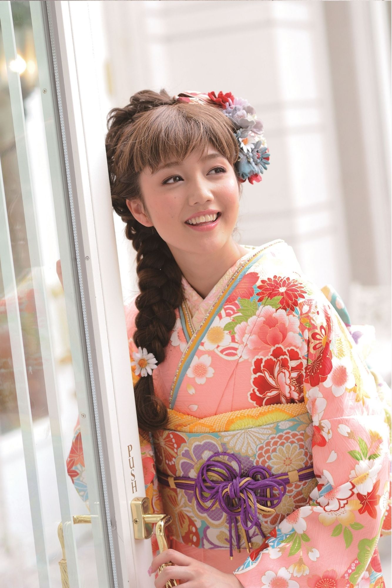 鮮やかなピンク地に牡丹と桜が咲く振袖｜水色や若草色が差し色で華やぐ一着