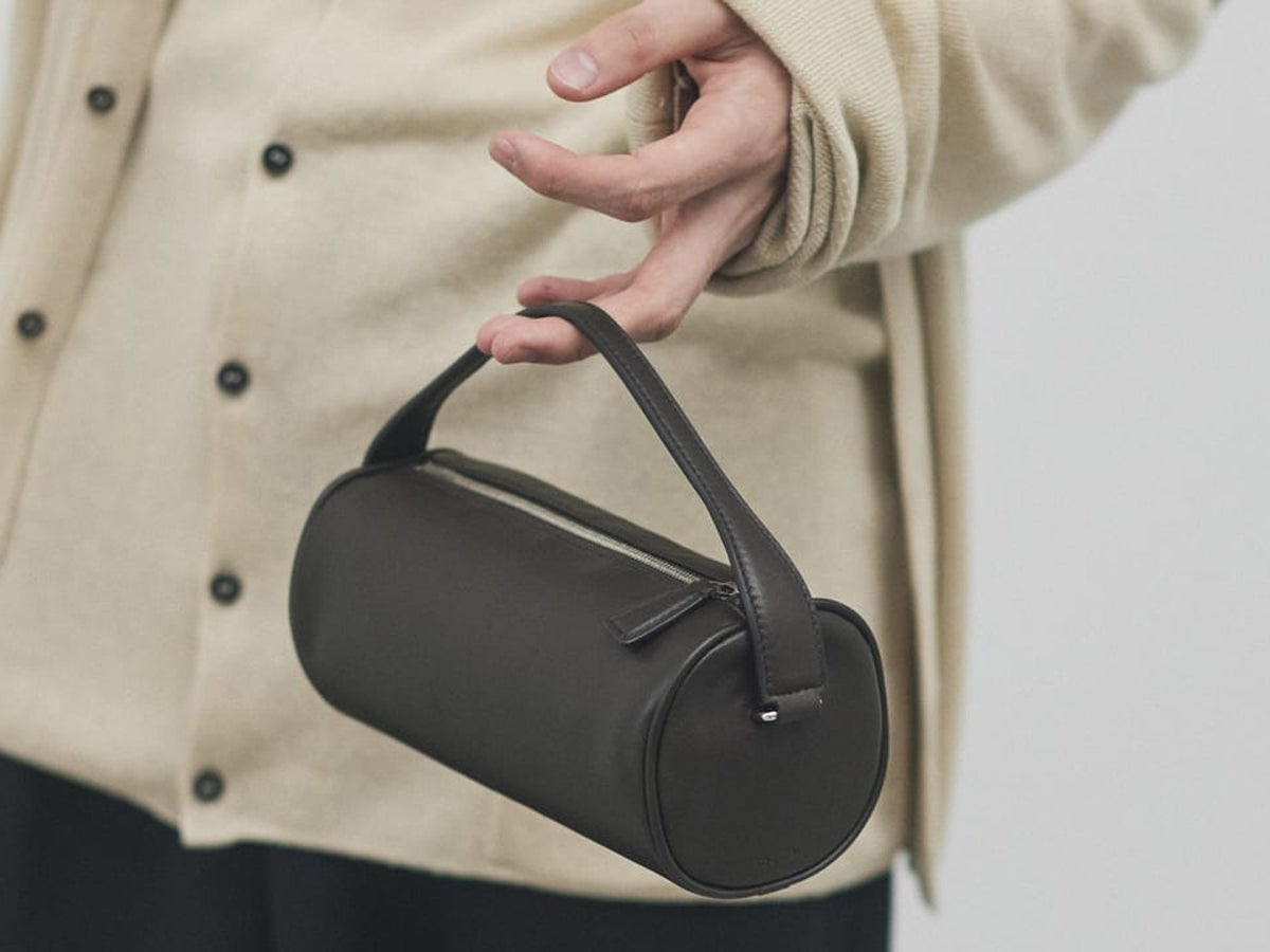 最上級の“シンプル”が叶う「ザ・ロウ」の新作3選！万人に似合う