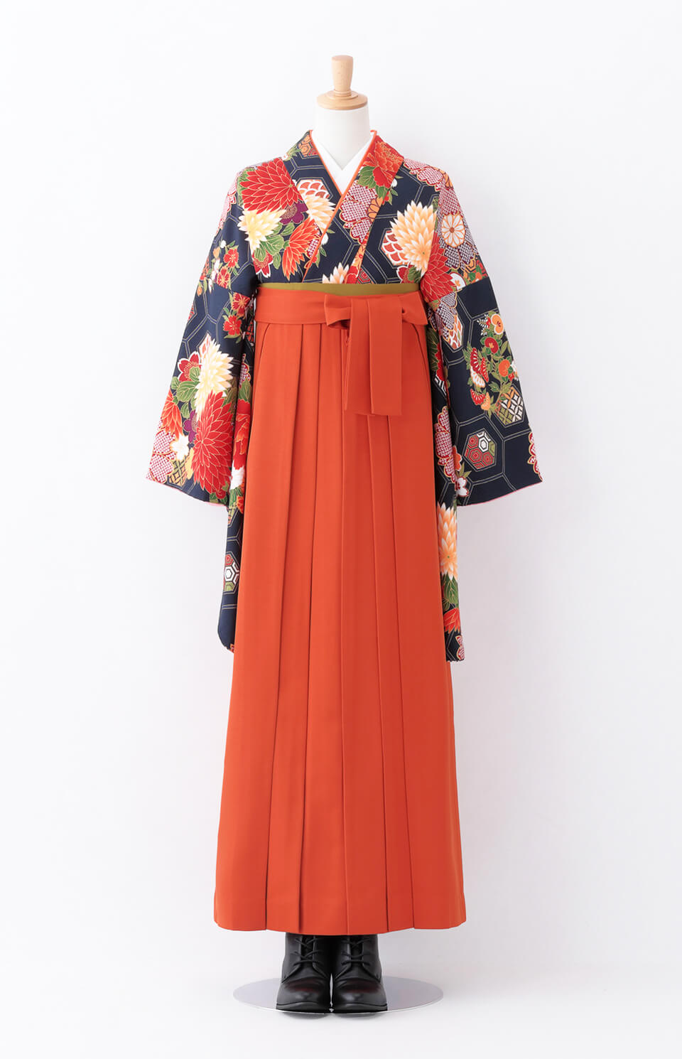 着物〉紺色 亀甲ダリア柄着物 〈袴〉さび朱色（オレンジ色） 無地袴