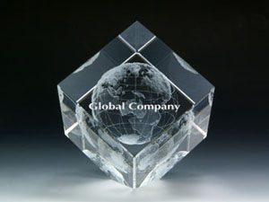 美しいクリスタル製のペーパーウエイト（文鎮）とオーナメントです