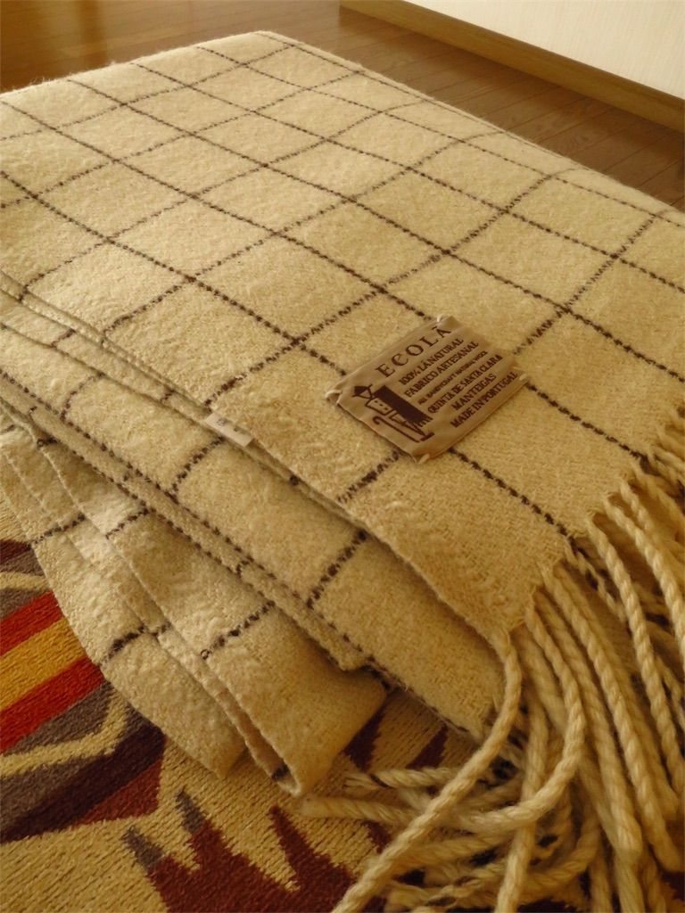 秋冬リビング】ソファにECOLA（エコラ）を一枚。薄手のウール