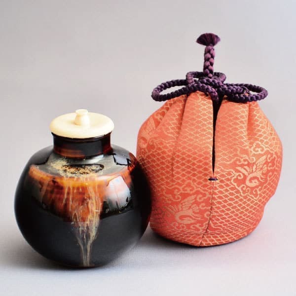 桶谷定一 作 丸壺茶入(正絹仕覆・本象牙蓋) of 茶の湯 墨東清友館