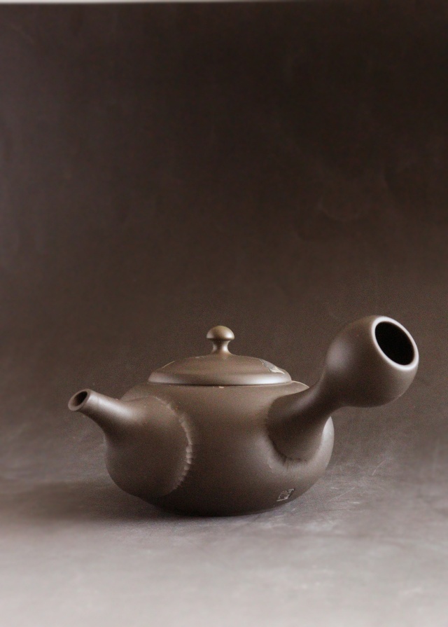 常滑焼 伊藤昭陽作茶窯変あやめ彫急須 煎茶道具 紫砂急須 あやめ紋様