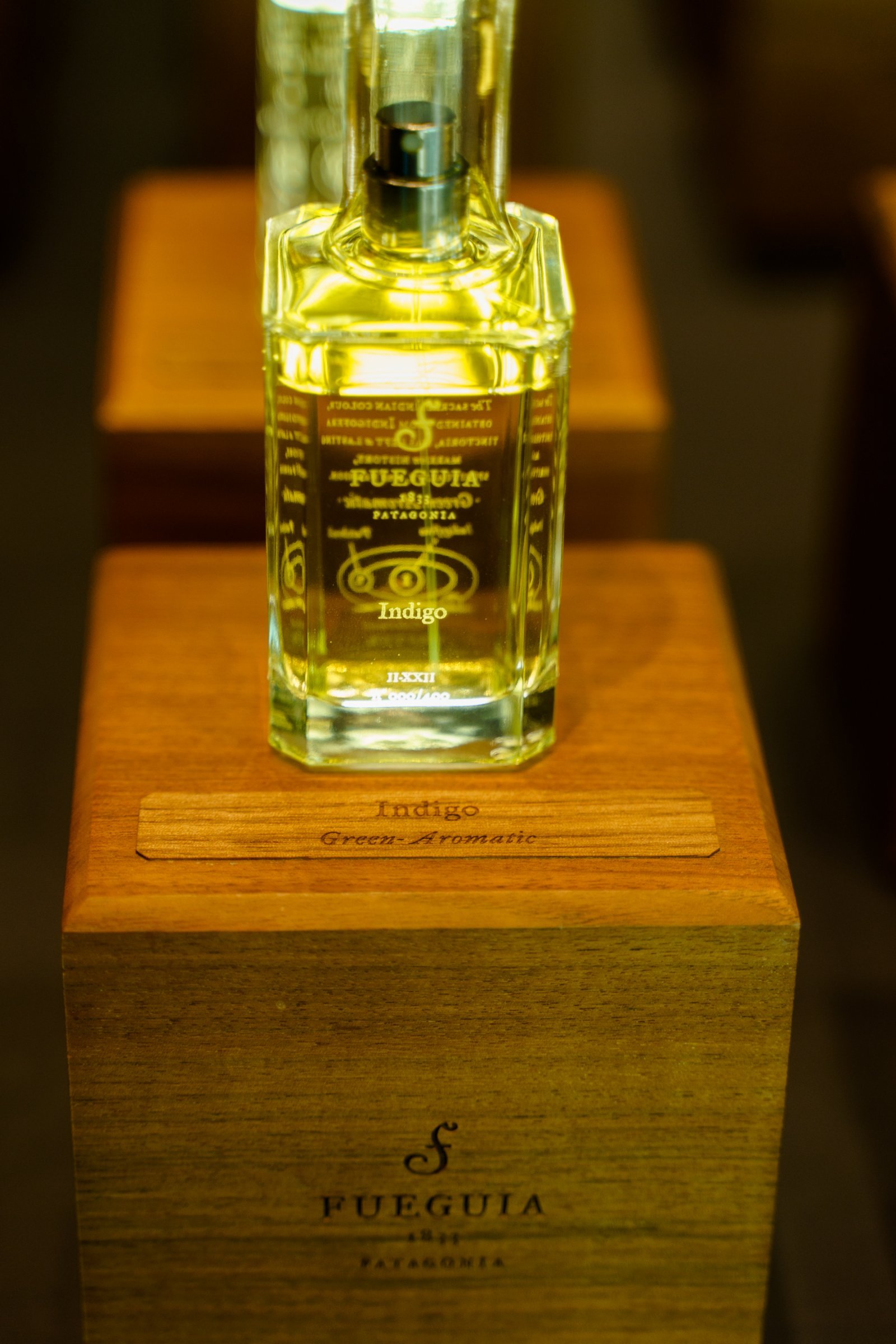 デニムが香水になった!? 服とリンクする驚きの発想をフエギア 1833の