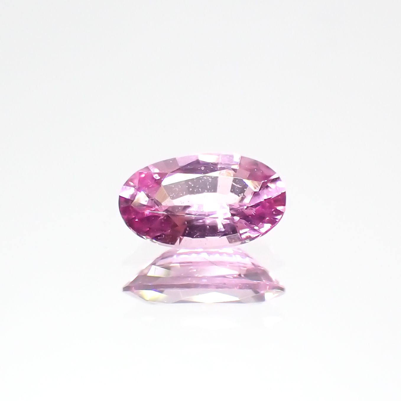 ネオンピンクサファイア スリランカ産 0.24ct / 4.8x2.9mm前後