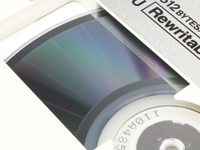 肉眼でも情報が読める？ISO規格化第1世代の光磁気ディスク 5.25インチ