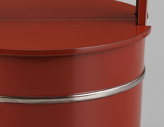 手桶型水指 朱塗り銀タガは、漆の朱に特製の銀金具が美しい水指