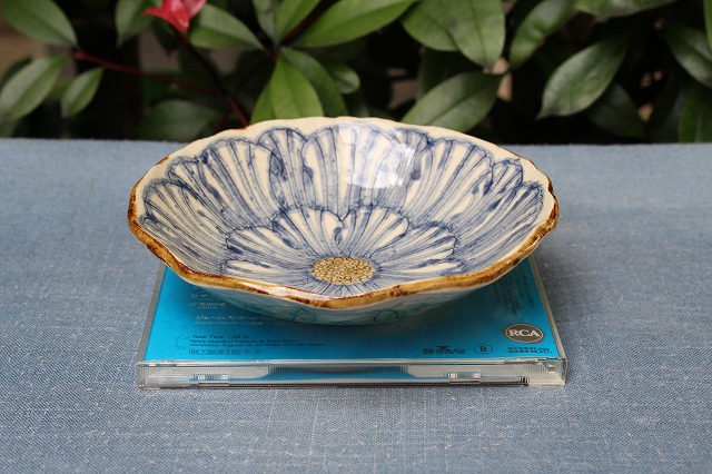 岐阜県土岐市の加藤芳平（松泉窯）の牡丹花5寸浅鉢 青 うつわ家膳