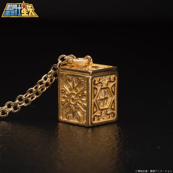 聖闘士星矢」黄金聖闘士の“黄金聖衣箱”がペンダントに！ 小ぶり