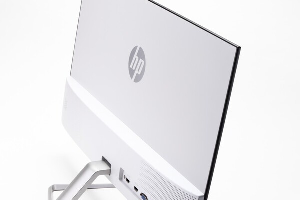 24型クラスのサイズ感、ベゼルレスで没入感がすごい「HP 27fw 27インチ