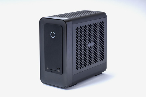 よく入ったな……25×12cmのボディにRTX 4070ビデオカードを搭載するZOTAC