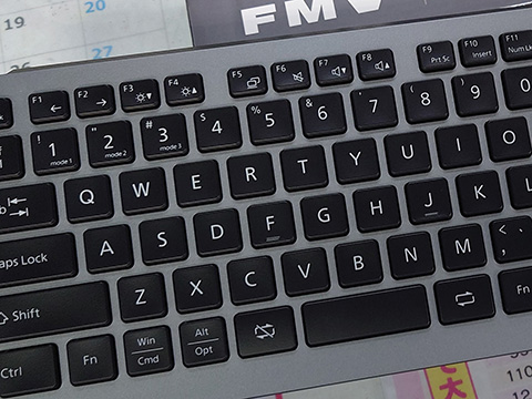 富士通の薄型ワイヤレスキーボード「FMV Comfort Keyboard KB800」が