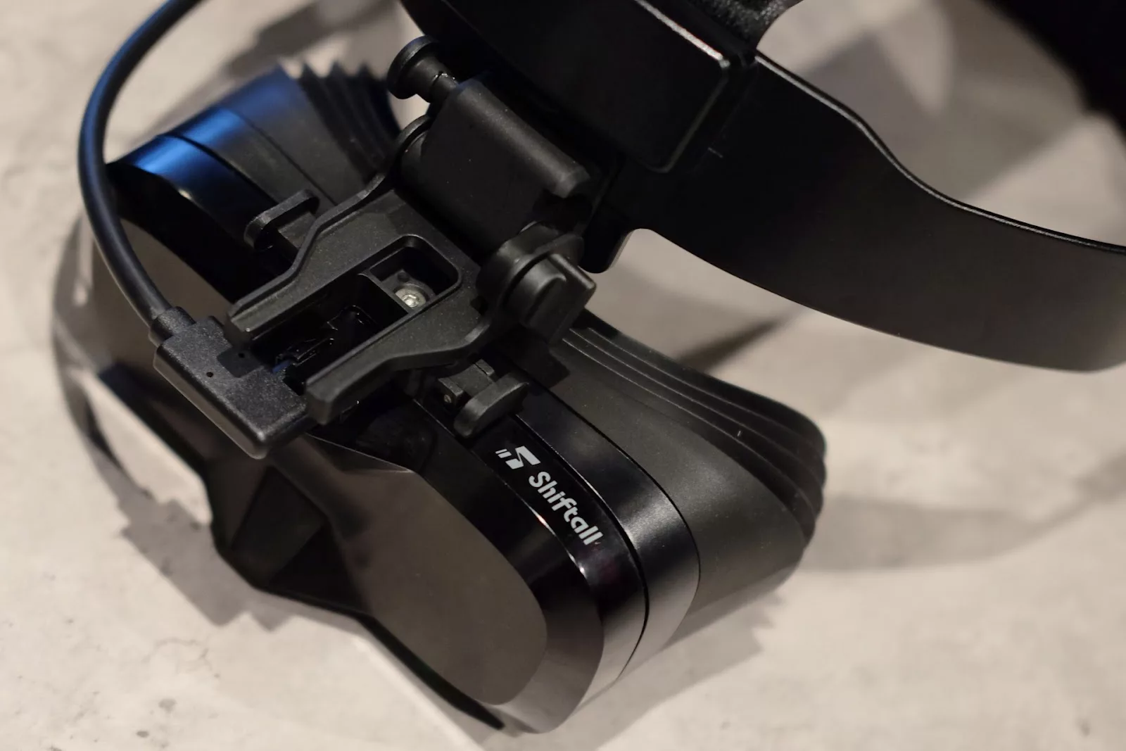 179gの超軽量VRヘッドセット「MeganeX 8K Mark II」、帽子を被っている