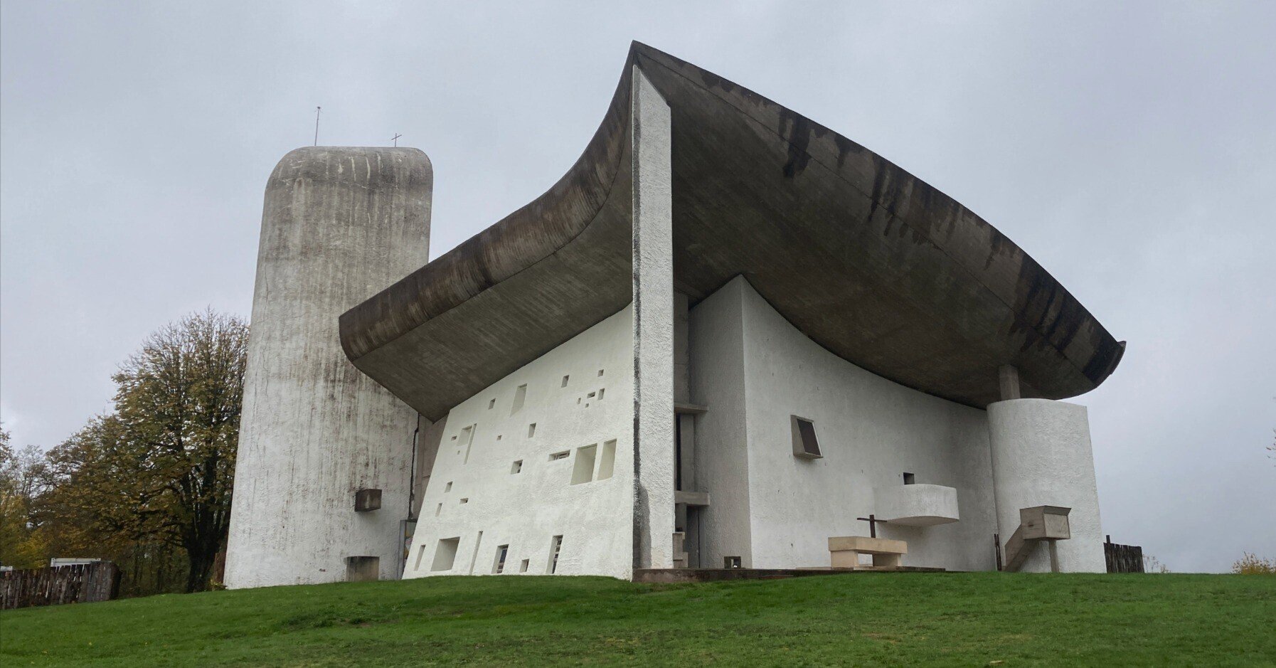 🇫🇷ル・コルビュジェのロンシャンの教会｜まばらな境界 | ピカの感覚