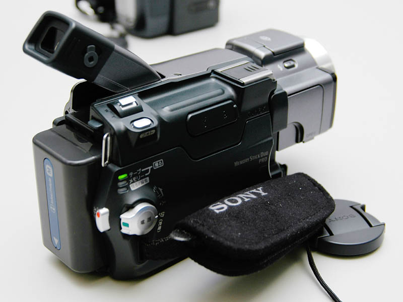 ソニー、クラス最小ボディの300万画素CCDハンディカム