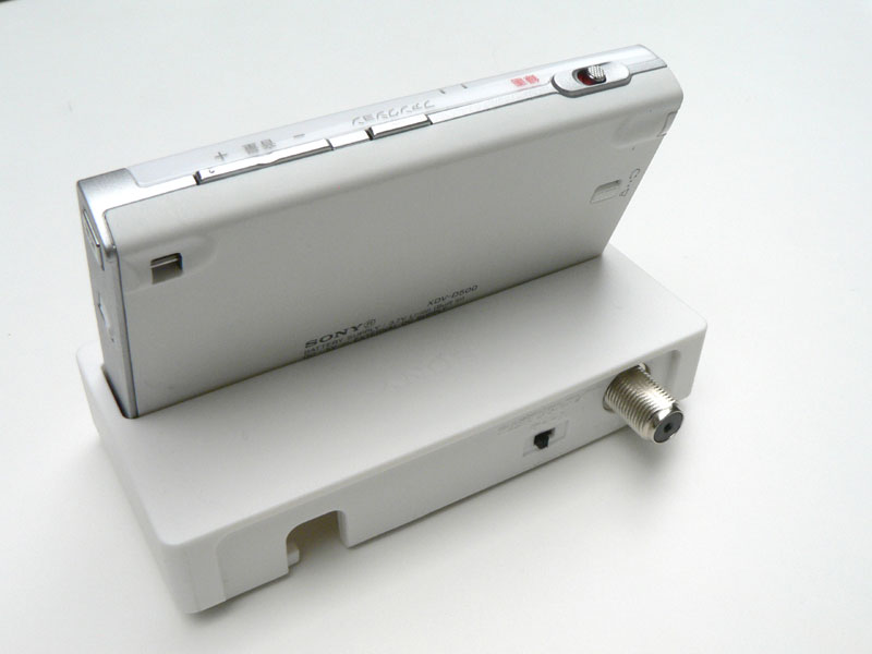 ソニー、3.0型液晶搭載ポータブルTV「BRAVIA ワンセグ」