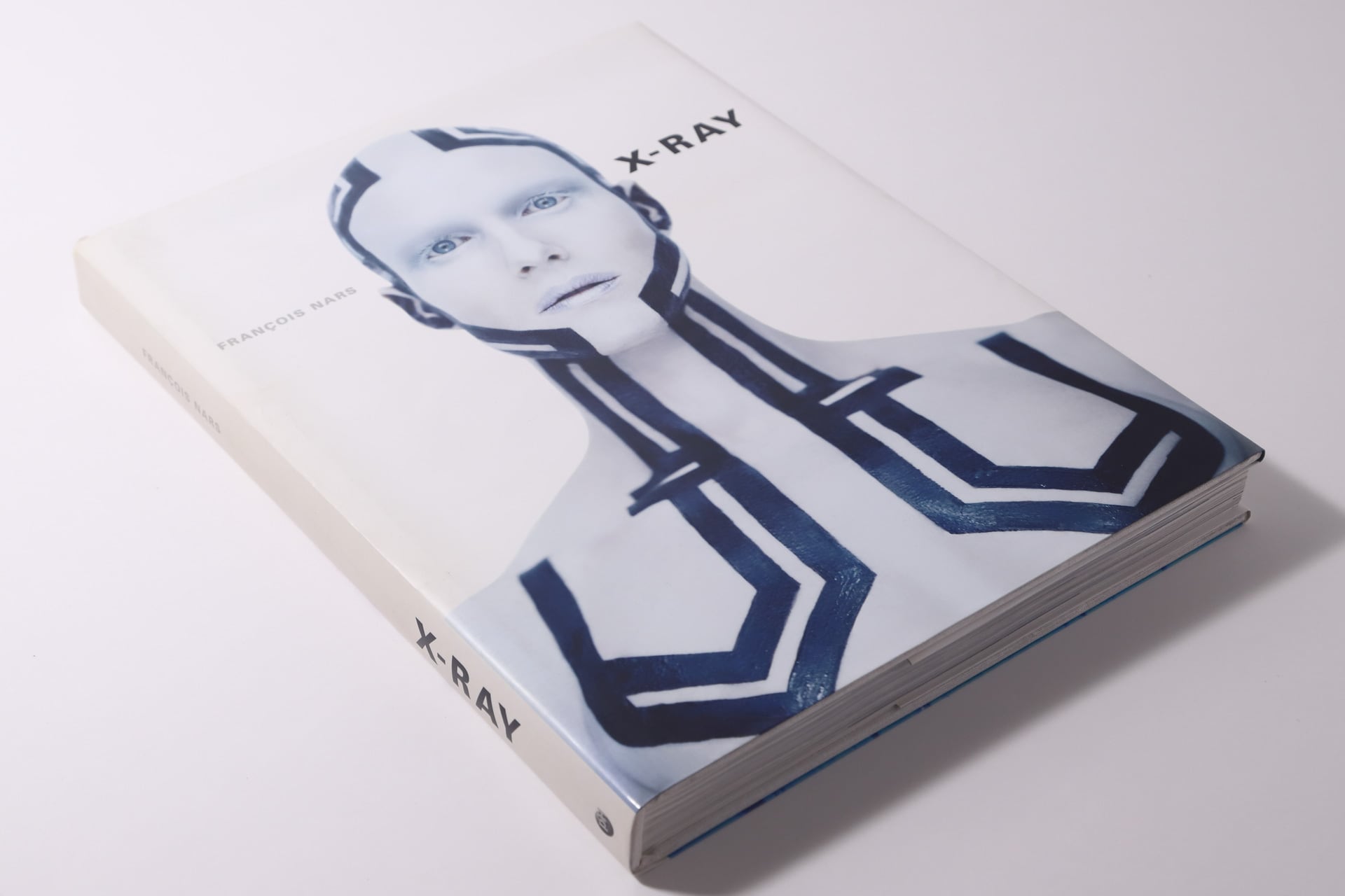X-RAY / François Nars | CROSS_BOOKSHELF | VISIONAIRE（ヴィジョネア