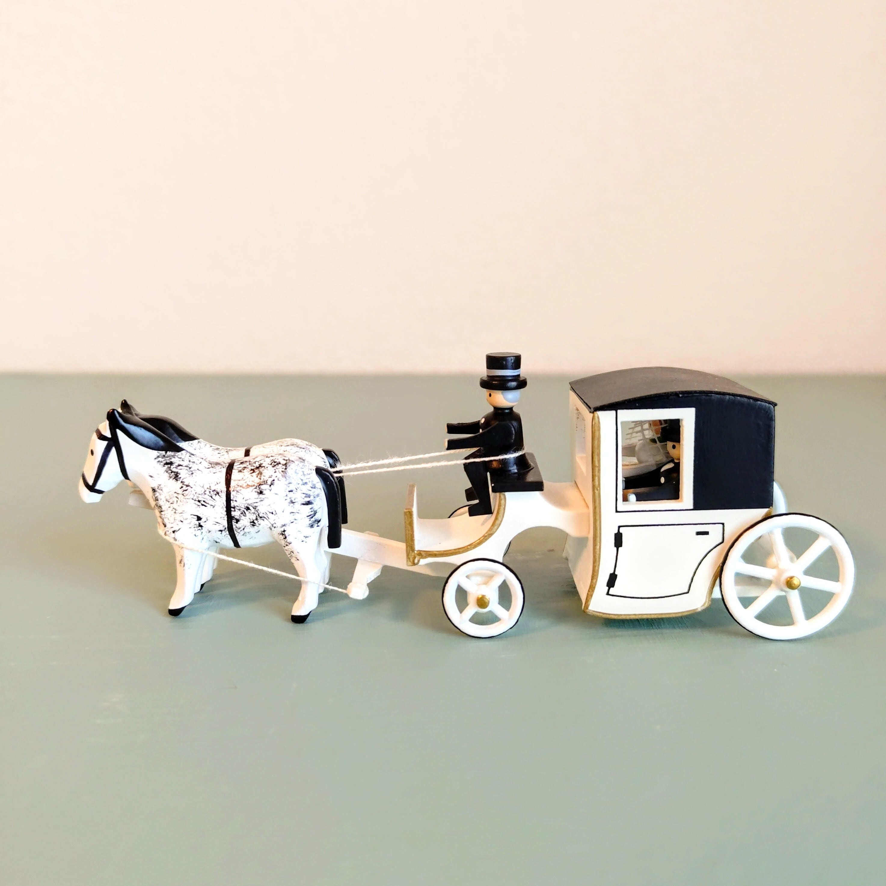 馬車の中の花嫁たち ミニチュア | POLKA ドイツ工芸品