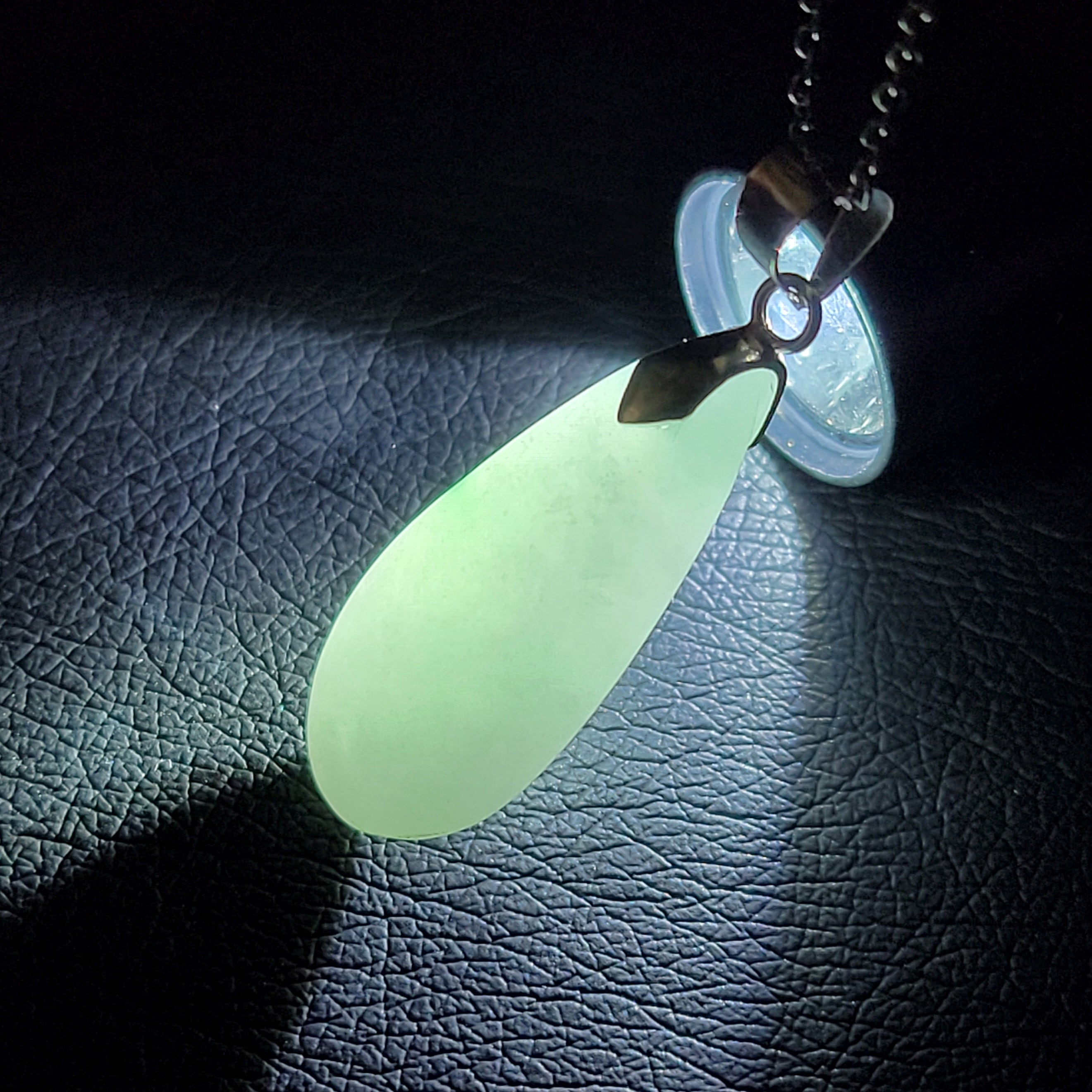 糸魚川翡翠:ペンダントトップ:金具シルバー(SV925)付き BPT0478