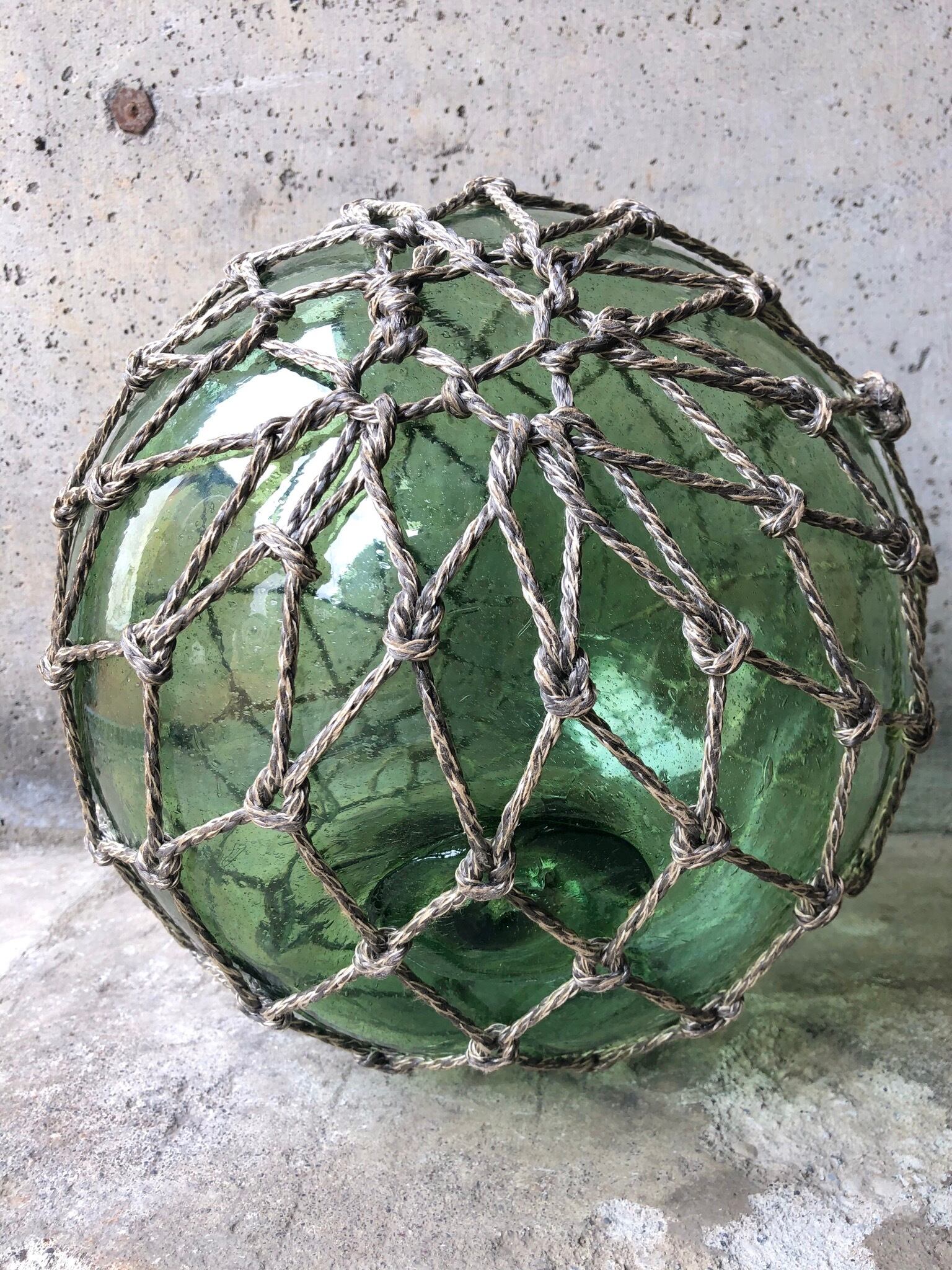 古いガラスの浮き玉 気泡入り硝子 青緑色 網ひも 古道具 昭和レトロ