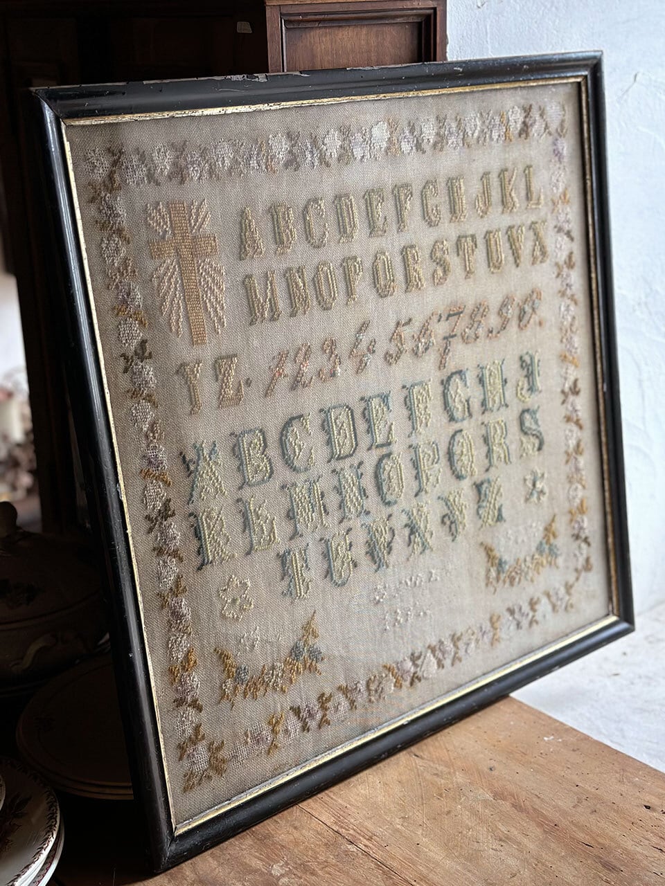 刺繍サンプラー アルファベット 額縁 額装 ガラス 大 | Brocante de La