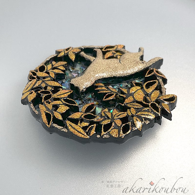 予約商品》銀蒔絵ブローチ 猫モチーフ 螺鈿 純金銀蒔絵 漆アクセサリー