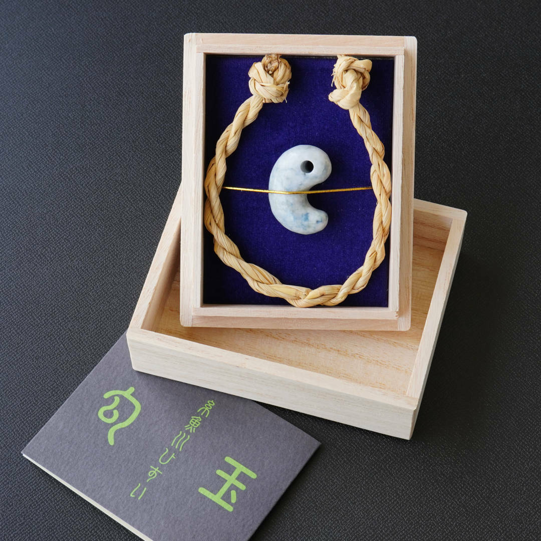 糸魚川翡翠 青翡翠勾玉（証明書付き） | まがたまWORLD通販部｜独自の