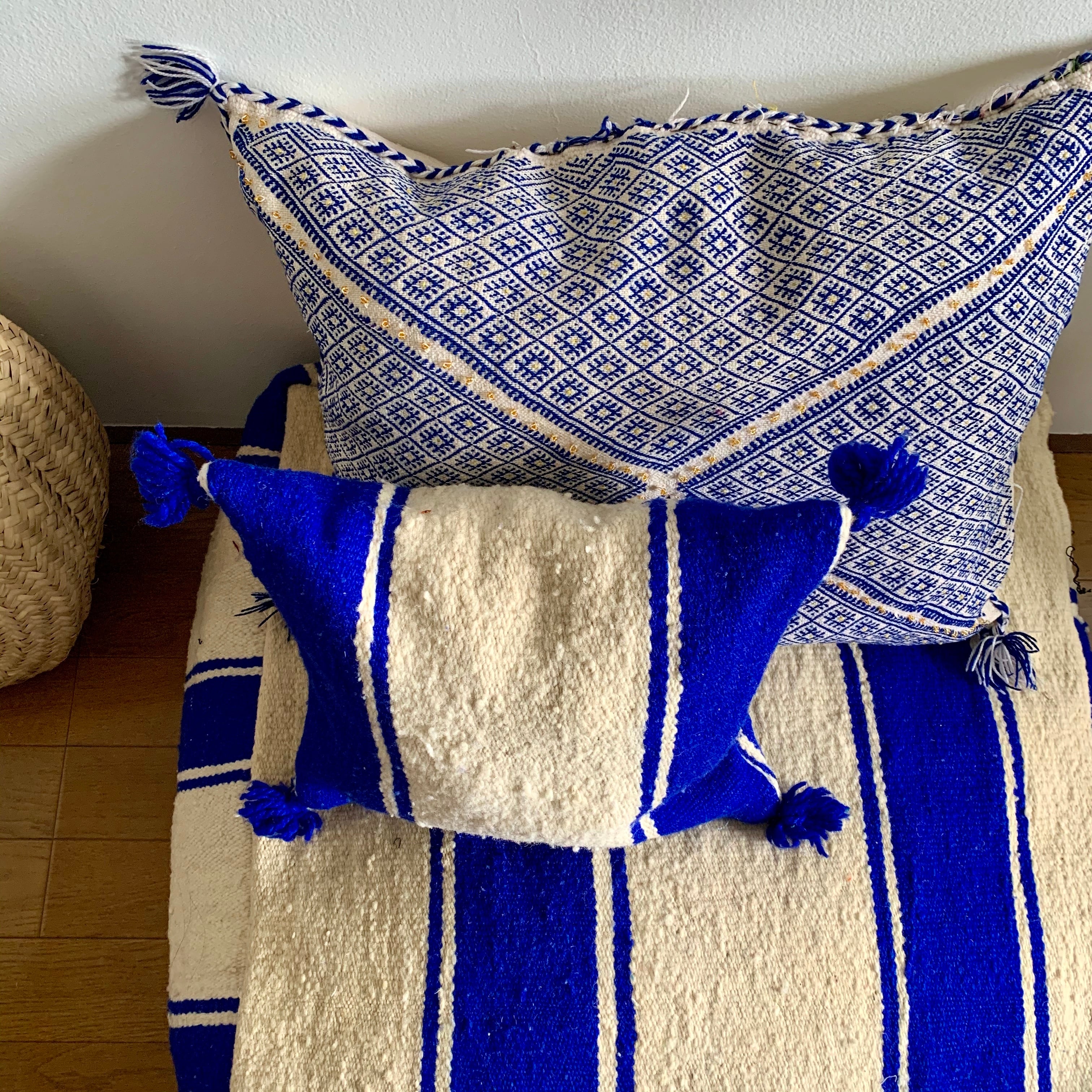 オールドファブリックのプフ 小さなクッション付き | モロッコの暮らし