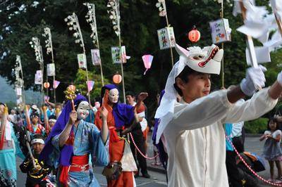 大御食神社 ～住民約450人による「獅子練り」で繁栄を祈願～ | い